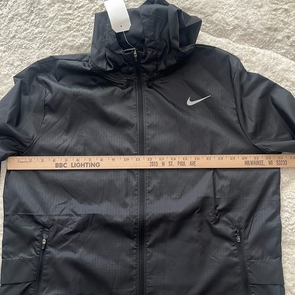 Nike running essential jacket. Size L. Black. New! - Picture 6 of 6